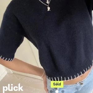 Stickad T-shirt  - (Lånade bilder)  Säljer min stickade T-shirt som jag köpte här på plick! Den var lite för liten på mig så det är därför jag säljer den men den är väldigt fin💕