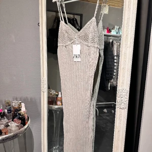 ZARA KLÄNNING - Oanvänd klänning enbart testad  Säljer då den inte passa mig tyckte jag.  Super skönt material för sommarn.  Nypris 400;-kr 