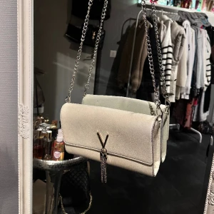 VALENTINO VÄSKA  - Använd 3 gånger CA.  Nypris 1095kr 