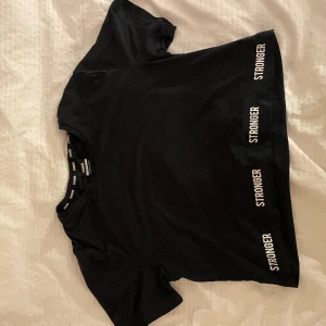 Träningströja - Super fin träningströja från stronger!💗Lite kortare. Som ny!