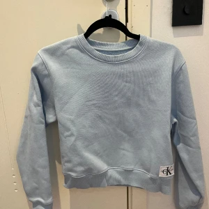 Blå sweatshirt  - Ljusblå sweatshirt från Calvin Klein i mycket bra skick 