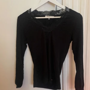 Långärmad topp med spetsdetaljer - Långärmad topp med spetsdetaljer i storlek XS från Morgan.
