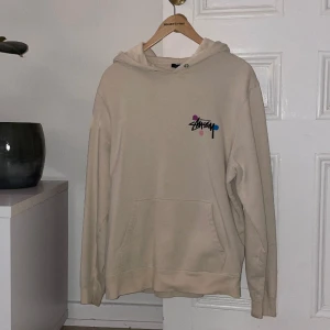Stussy Vintage graphic hoodie (s) - En Vintage Stussy graphic hoodie i väldigt bra skick! Har en liten defekt på högra ärmen men annars är allt som vanligt. Använd ett par gånger men säljes för att den är för liten.  Passar bäst till de runt 175cm (storlek s). Dm för frågor och funderingar 