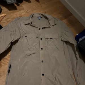 Snygg overshirts - Köpt på hm, konstigt material men jävligt snygg