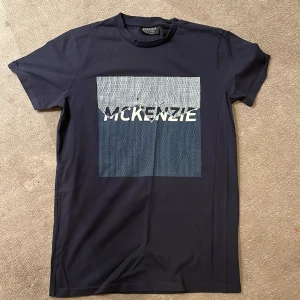 Mckenzie t-shirt mörkblå - Det är en mcenzie t-shirt nästan helt oanvänd och s storlek