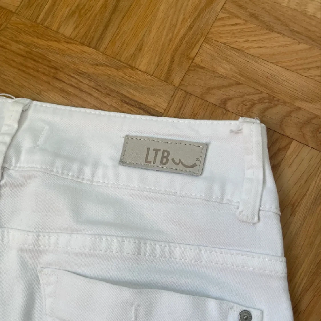 Vita jeans från LTB  - 90
