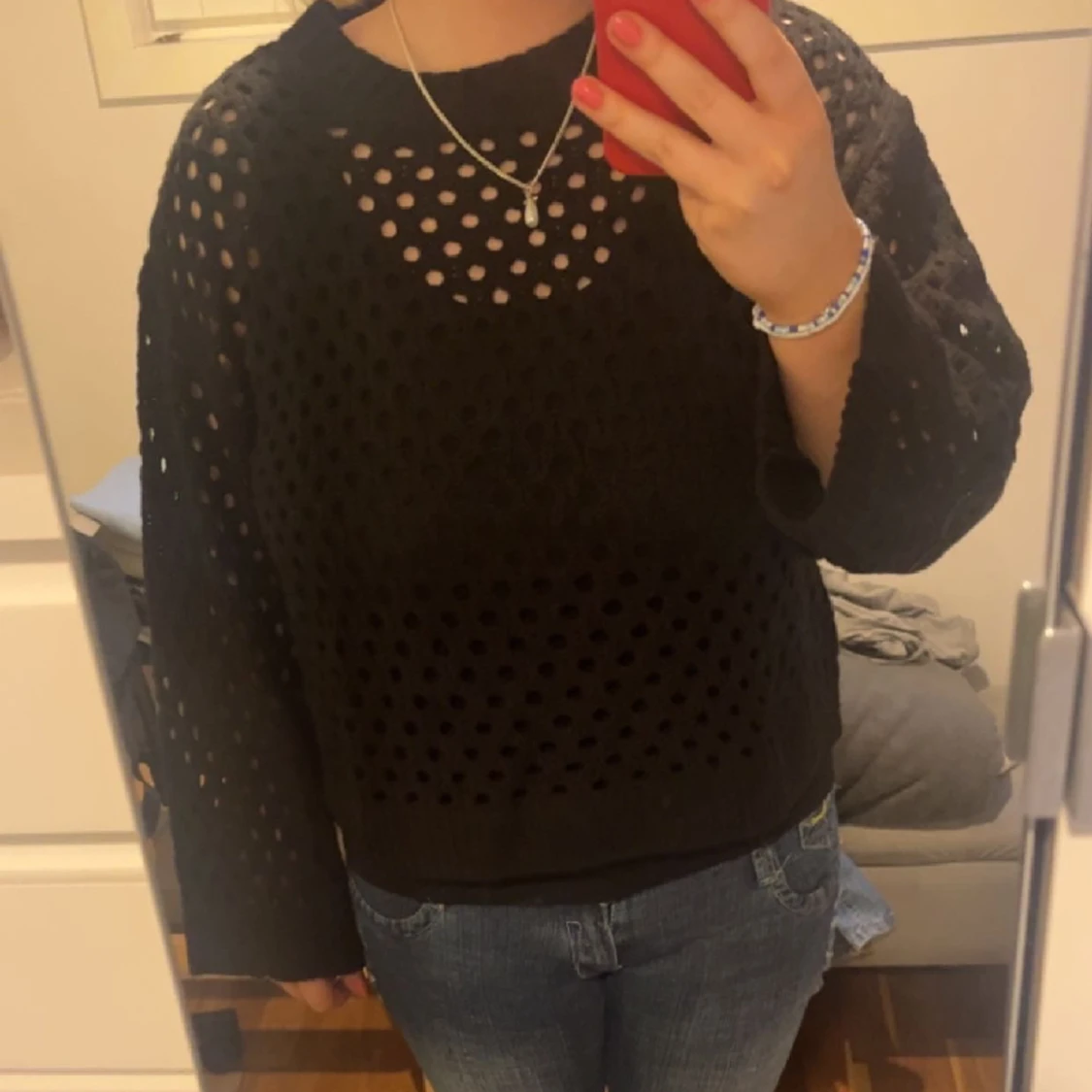 Hålstickad tröja