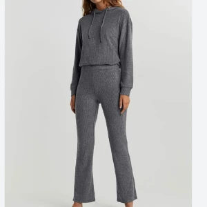 Mjukis set, Gina tricot  - Mjukis set från Gina tricot. Storlek S i båda delarna. Mörkgrå.  150kr Finns på fler sidor