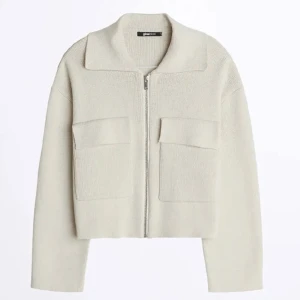 Gina tricot kofta  - Skit snygg beige kofta från Gina tricot i storlek M men passar även S, i bra skick 💞💞