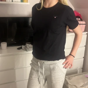 Gant T-shirt  - Fet gant T-shirt som passar både killar, tjejer o allt där i mellan. Jag skulle säga att den är mörkblå men kan nog klassas som svart oxå. De är en stl 170 men som en s i dam stl