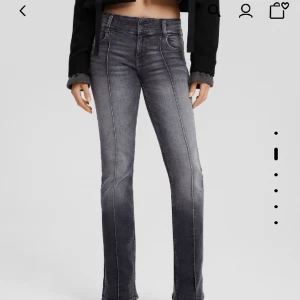 Lågmidjade jeans - Säljer dessa jeans för bershka, jätte populära!! De är knappast använda och är i strl 36 och passar mig som brukar ha 34!❤️