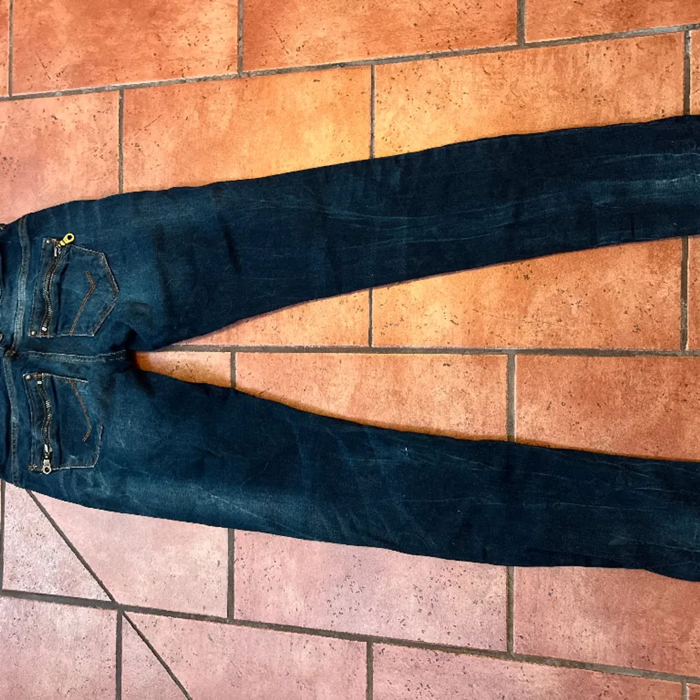Bagarnas skick skinny jeans från Vero Moda storlek 25/32 pris 150kr eller bud💕. Jeans & Byxor.