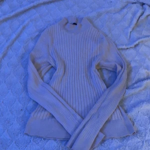 Knitwear tröja - Säljer knitwear tröja i färgen beige storlek S :)