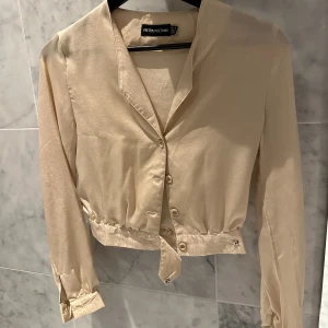 Blus prettylittlething - Superfin blus, så gott som oanvänd
