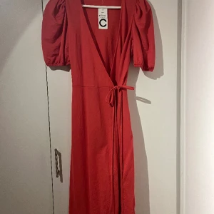 Omlottklänning - Oanvänd från cubus. Nypris 299kr sälja för 150kr