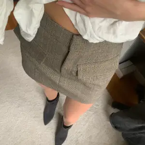 Rutig kjol från zara med detaljer
