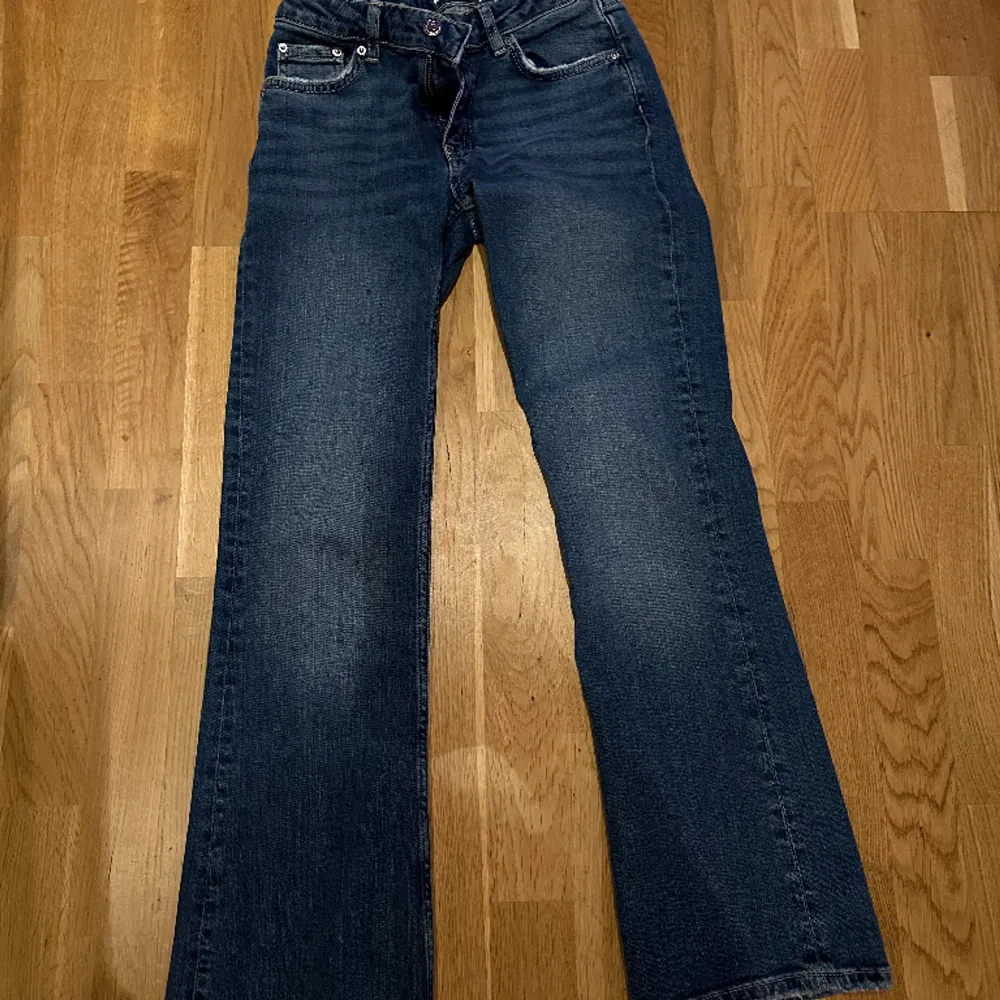 Jätte snygga mörkblå bootcut jeans från Gina. Säljer för att de är för små för mig. Är väldigt bra skick.. Jeans & Byxor.