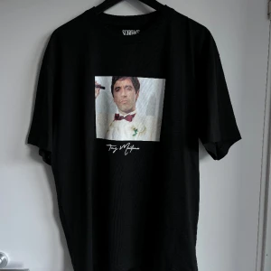 Scarface T-shirt  - T-shirt från ”Pull&Bear”, storlek L men kan va något oversize. 
