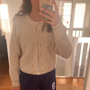 Säljer JÖTTE fin stickad kofta - Säljer min fina stickade kofta pågrund av att den inte kom till användning. Skönt material och fina mönster på den. Passar jätte bra nu till våren med jeans och linne under. Köpte på Cubus för 350kr och säljer för 150kr pris kan diskuteras