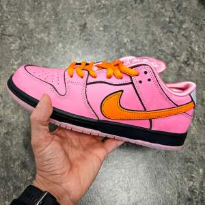 Nike SB Dunk Powerpuff Girls - Blossom.  Helt nya och oanvända. Kvitto finns.  Storlek 42, US 8.5.