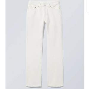 Vit/beiga jeans från Weekday som tyvärr blivit för små, knappt använda så de är i nyskick!💕