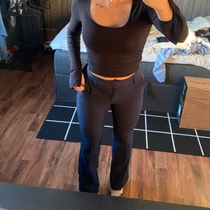 Mörkblå kostymbyxa  - Mörkblå ”Vilma” kostymbyxor från bikbok som är helt oanvända i storlek 36. Köpta för 499 kr Superfina men har inte kommit till användning då jag har ett par andra liknande. Skriv för fler bilder💕