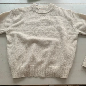 Beige stickad tröja - Beige stickad tröja, köptes för ungefär två månader sedan så inte använd så mycket. Den sticks ingenting och inye kliar något.