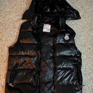 Moncler Väst - Moncler väst. Fin. Inte mycket använd. Storlek S.  Billigare vid snabb affär.