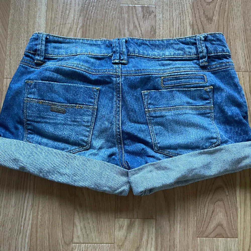 Ett par shorts som är i väldigt bra skick och väldigt lågmidjade 🔆 har inga defekter och säljs pågrund av att dom inte kommer till användning, har även använts ett fåtal gånger . Shorts.