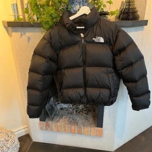 Tnf 1996 Retro Nuptse Jacka - Jackan har inga skador eller märken och är i topp skick