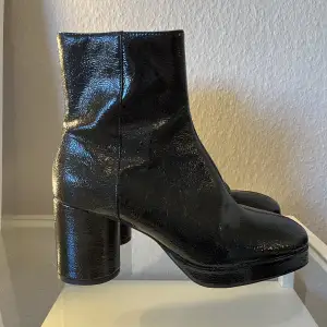 Ett par rejäla platå boots i svart glansigt konstläder. De är vattenavvisande, har en klack på 8cm och har en dragkedja på innersidan som gör att de är smidiga att ta på sig. Insidan är klädd i mjuk och len mocka. Aldrig använda. Storlek 39. Från H&M 💗
