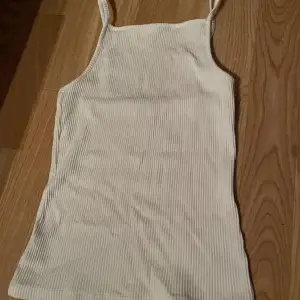 Ett fint vitt linne med inga fläckar eller smuts/hål på sig 🔆 har varit väl omhändertaget och använts få gånger 