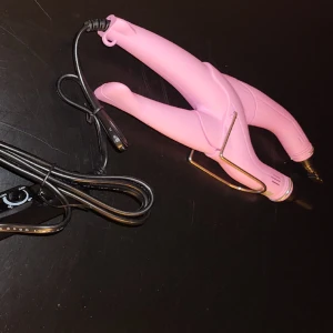 Nail hair tång - Helt oanvänd och tror jag har originalförpackning kvar. Inköpt i höstas 2023 men har inte blivit att jag använt den. Från poze och nypris runt 300-400kr. 200 plus frakt, går att pruta lite vid smidig affär. Mvh Caroline 