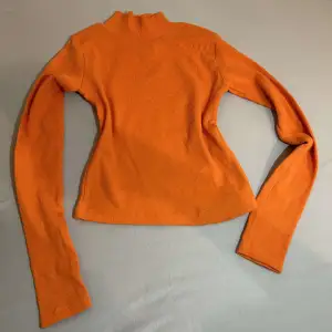 Orange tröja, jätte fin i storlek 36-38 tror den är från vero Moda 