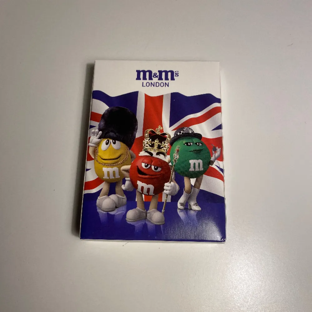 Komplett kortlek köpt i London på M&M house. Korten är aldrig använda bortsett från fotografering. . Accessoarer.