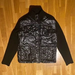 Svart Jacka - Glänsande material jacka med mjuka armar