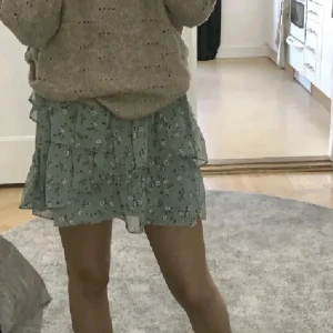 Söt kjol - Söt kjol från stradivarius i storlek S med små blommor på! Knappt använd och super bra skick.