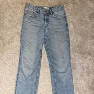 Mid waist jeans från Zara. Raka i modellen. En liten defekt längst ner på ena benet💓