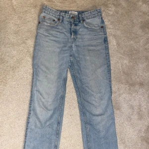 Mid waist jeans  - Mid waist jeans från Zara. Raka i modellen. En liten defekt längst ner på ena benet💓