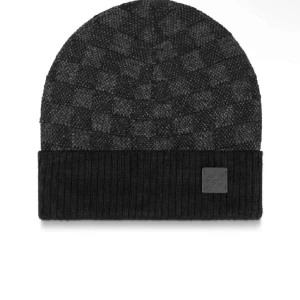 LV mössa - Äkta LV mössa som kommer med en LV box, inget kvitto eftersom jag fick den i present . Skriv till mig om du har frågor kring mössan