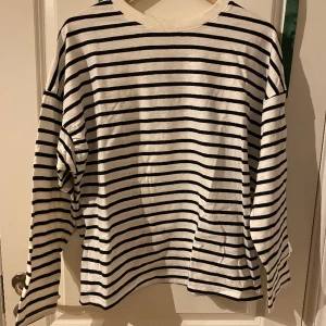 Randig tröja  - Randig bomulls tröja, lite bred i modellen. Står ingen storlek, uppskattar till medium.