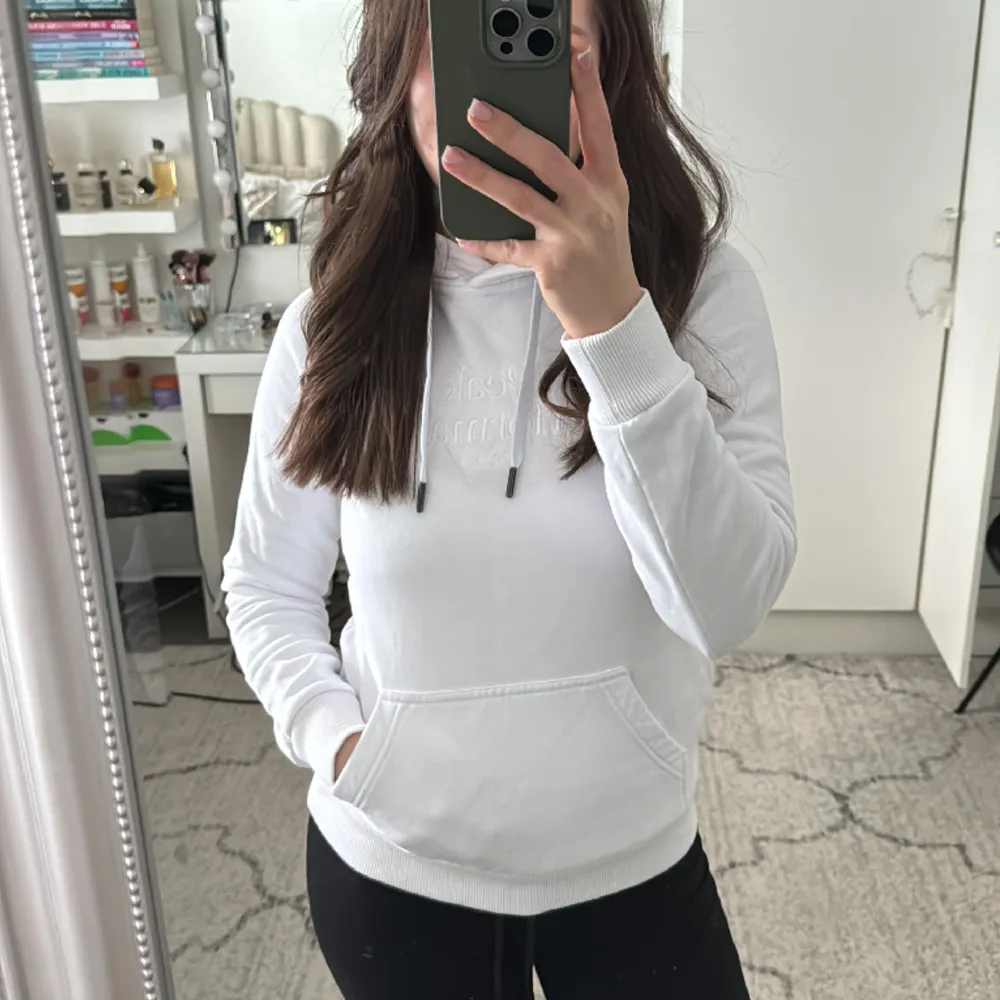 En helt vit Peak Performance hoodie som jag säljer eftersom den inte kommer till användning🤍 Den är i en kvinnlig modell men skulle säga att den passar både dam och herr😁 Är även i ett jättefint skick! . Hoodies.