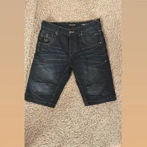 Mörkblåa jeans shorts ifrån Jack&Jones i storleken M. 
