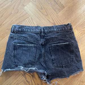 Egenklippta jeansshorts, som tyvärr är för små för mig😬