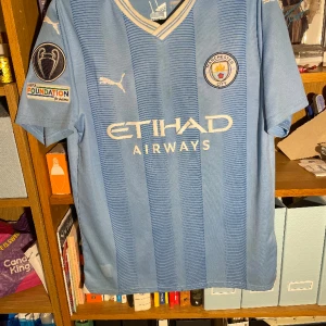Man City Phil Phoden T-shirt - Knappast använd och Bra skick, säljs pågrund av fel storlek