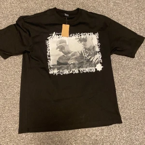 Stussy X Ganstarr Tee - Testad och bärd ngn gång. Riktigt fet men inte riktigt min stil. Ligger på 97 dollar på stockX. Storlek S