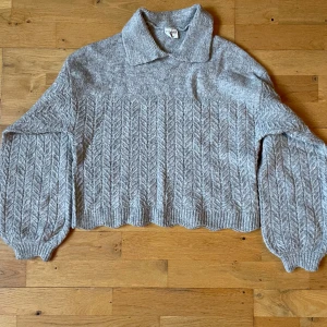 Tjock tröja S - Har använt få gånger så är i väldigt fint skick och har inga fläckar eller defekter :) Har fint mönster på sig och är ingen magtröja men den är inte lång heller 🔆 säljs då jag inte använder den 