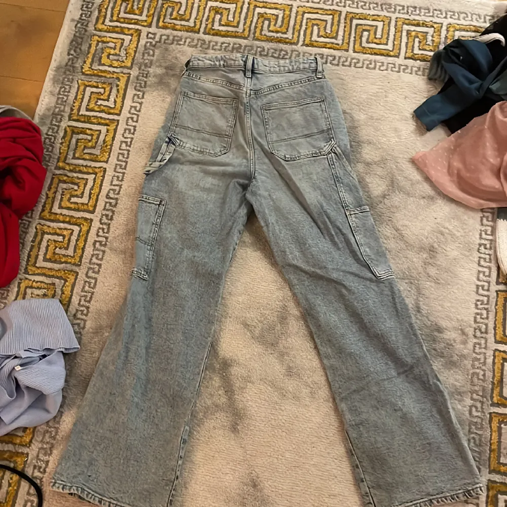 Jättefina wide jeans som knappt är använda. Faktiskt sköna och moderna. Ljusblåa vilket är populärt. Jeans & Byxor.