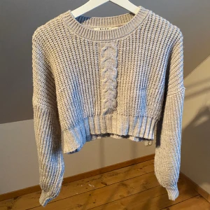 Stickad tröja - Söt stickad tröja med litet mönster på framsidan🥰lite kortare modell