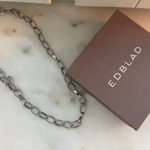 Ett fint silvrigt halsband från Edblad🤍🤍 (skickar med lådan till)